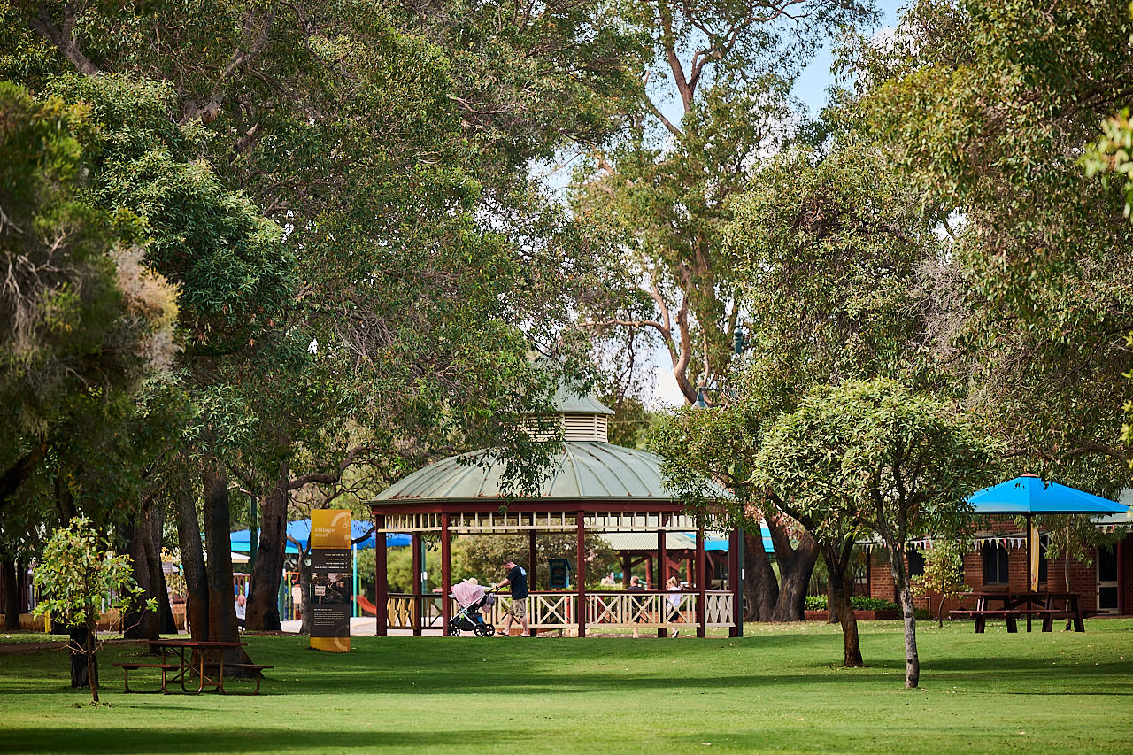 249 WHITEMAN Village landscape }}