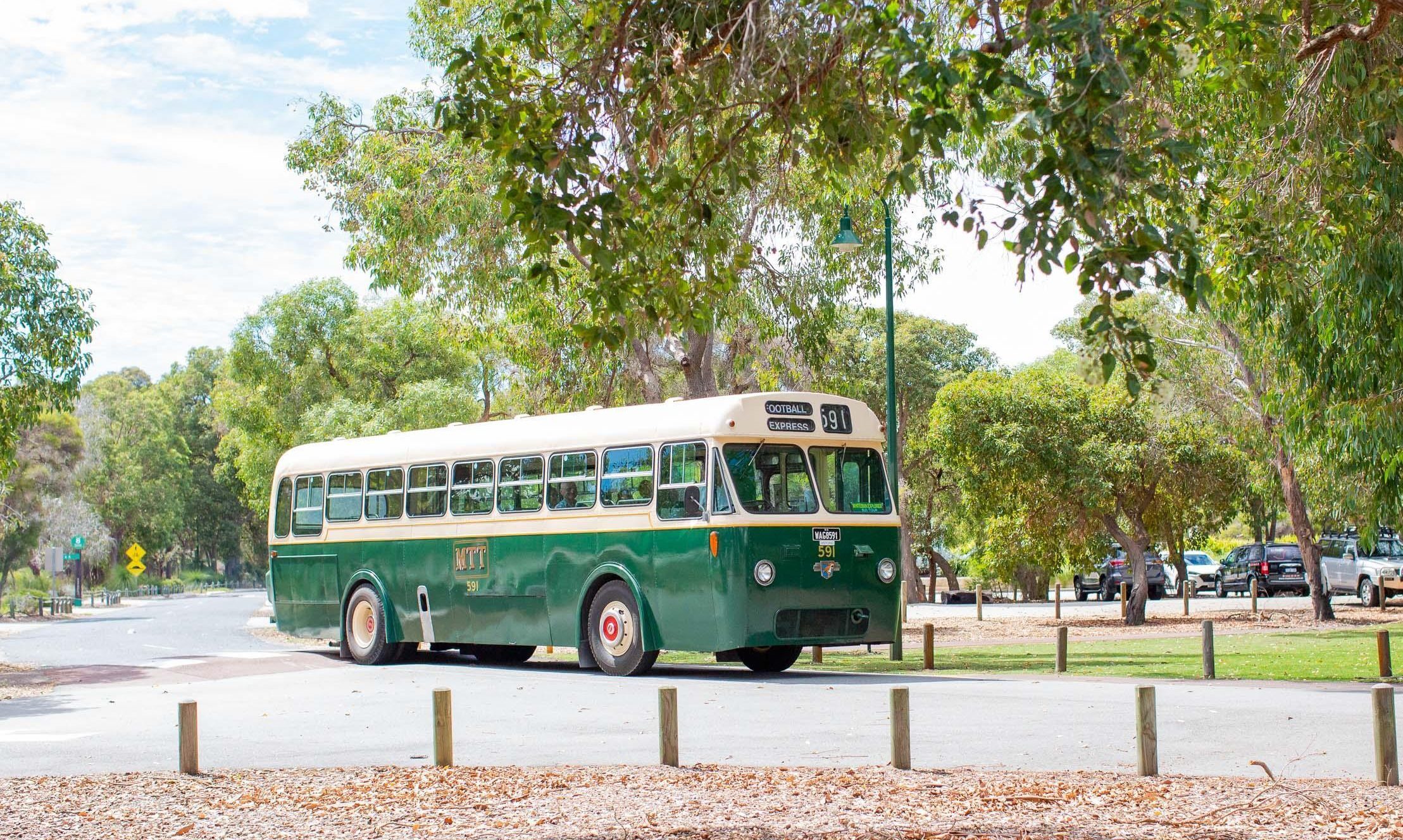 Whiteman Park Vintage Bus Whiteman Explorer 140 }}