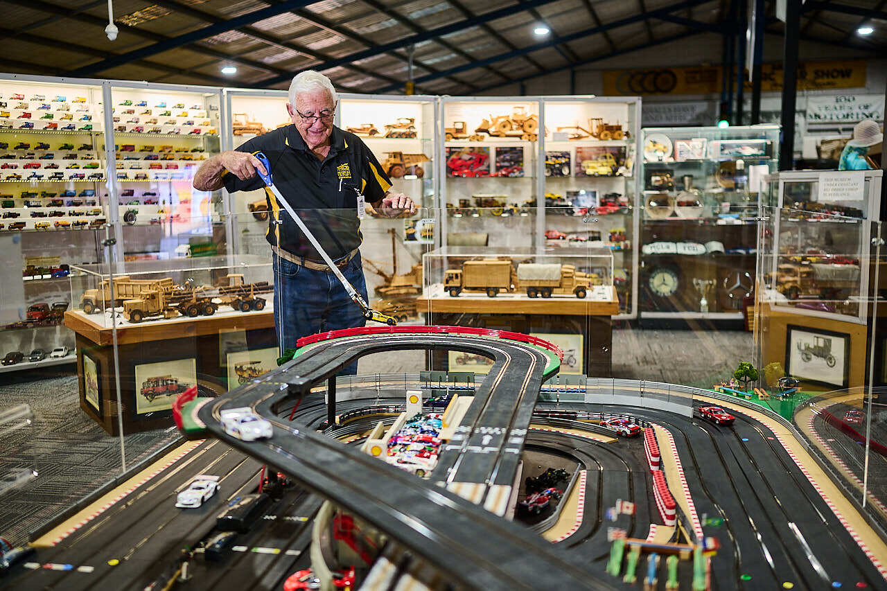 116 WHITEMAN 250408 }}