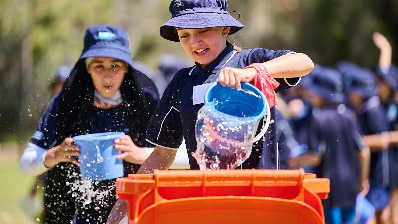 Bucket Brigade filling bin 1 CGF22 }}