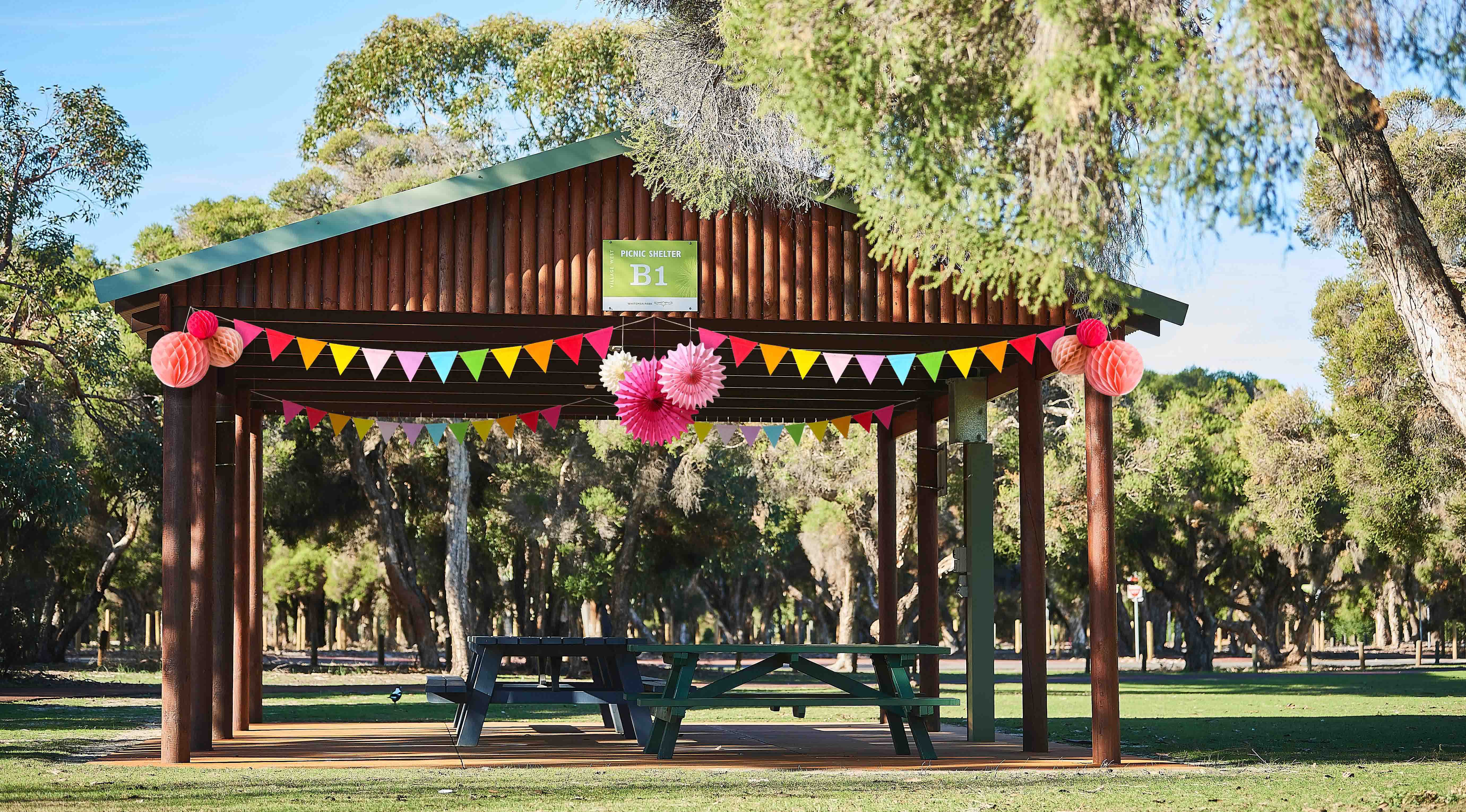 Whiteman Park Shelter Party decorations web }}